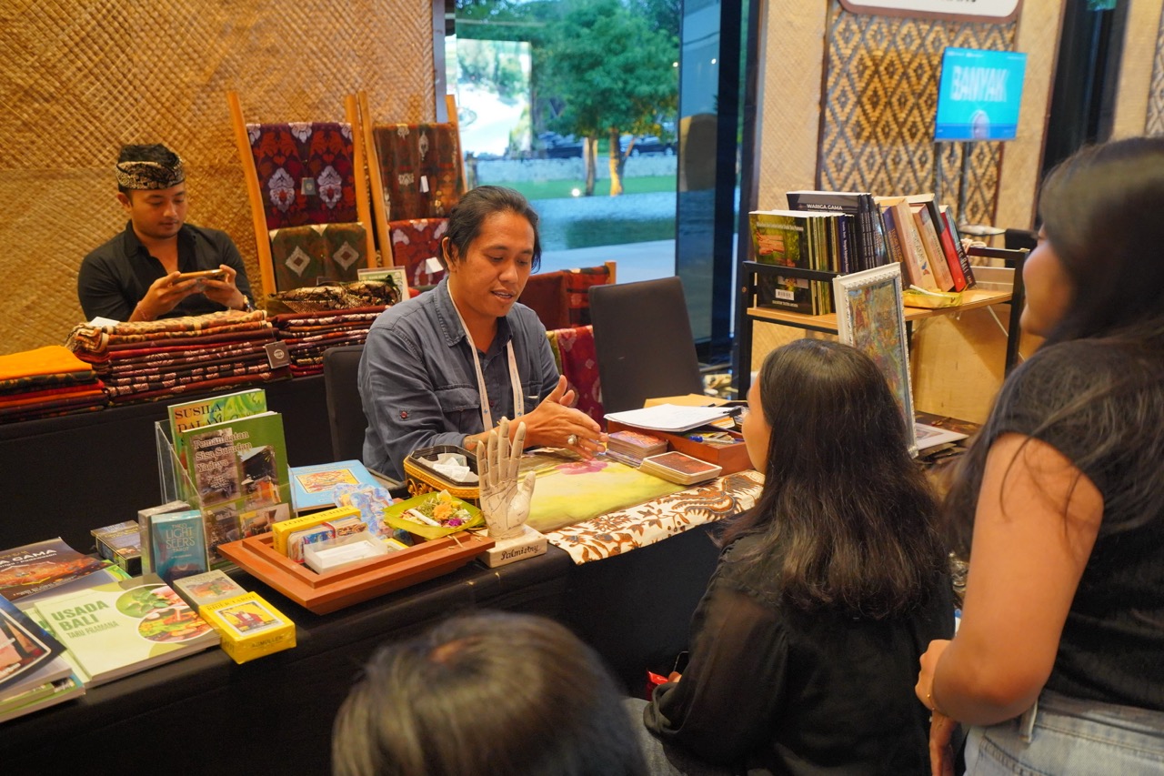 Marketplace & Knowledge Hub